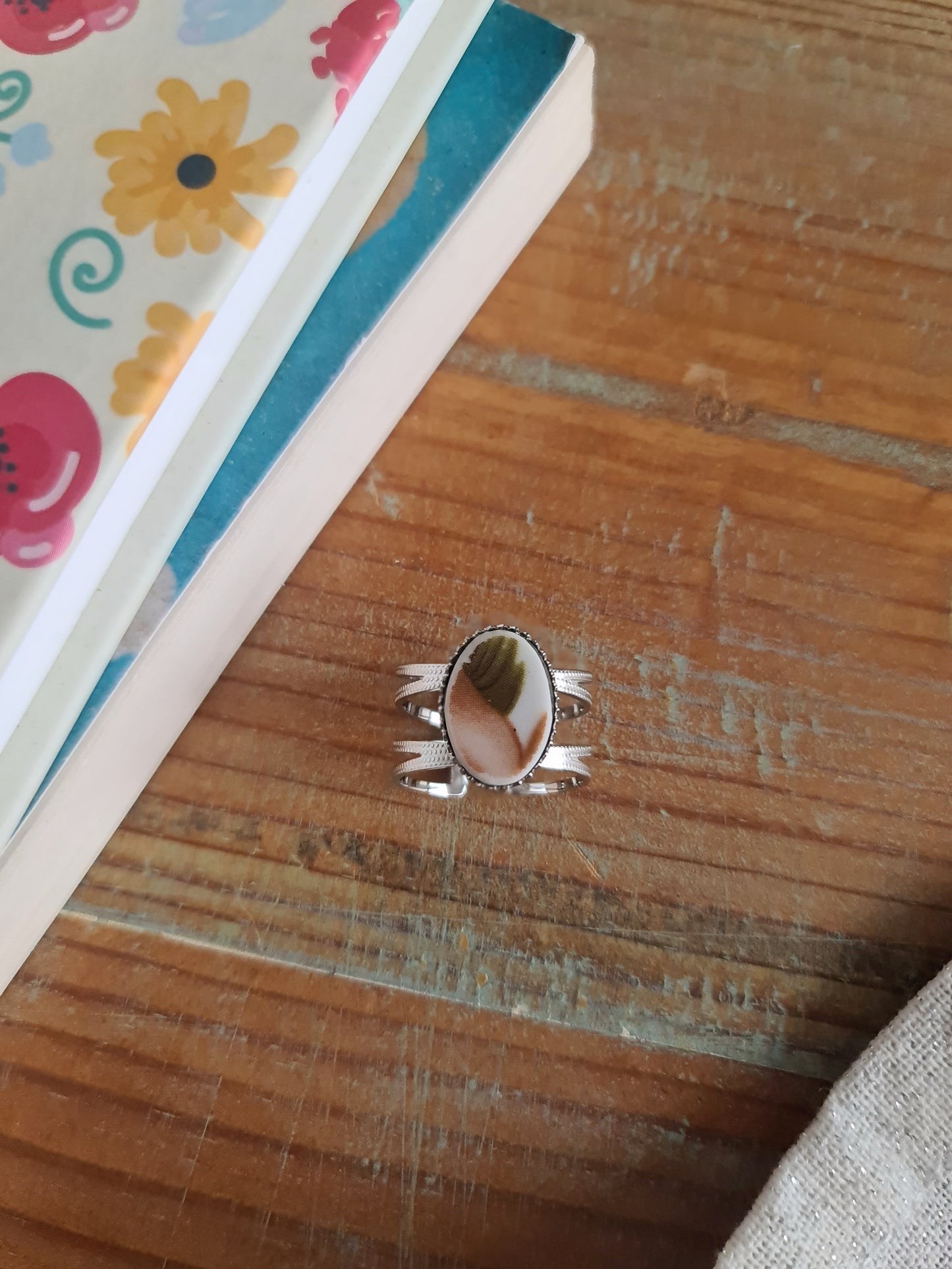 Bague large en Acier inoxydable - décorée à partir de vaisselle - Fleur beige