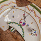 Collier rond en acier inoxydable - décoré avec un morceau de vaisselle - Fleurs roses & bleues