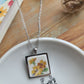 Collier carré en acier inoxydable - décoré avec un morceau de vaisselle surcyclé - Fleurs jaunes