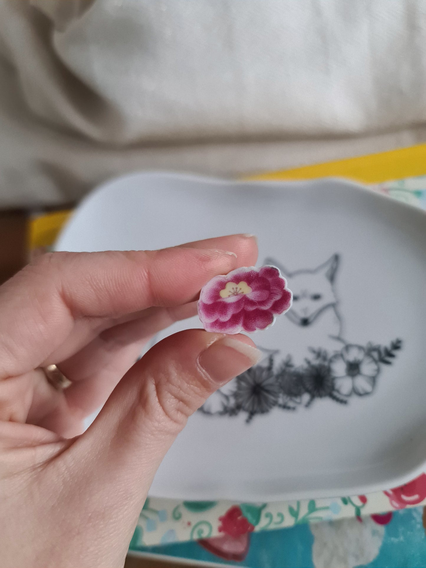 Pin's en Laiton Doré à l'Or Fin - décoré à partir de vaisselle - Forme fleur - Fleur rose