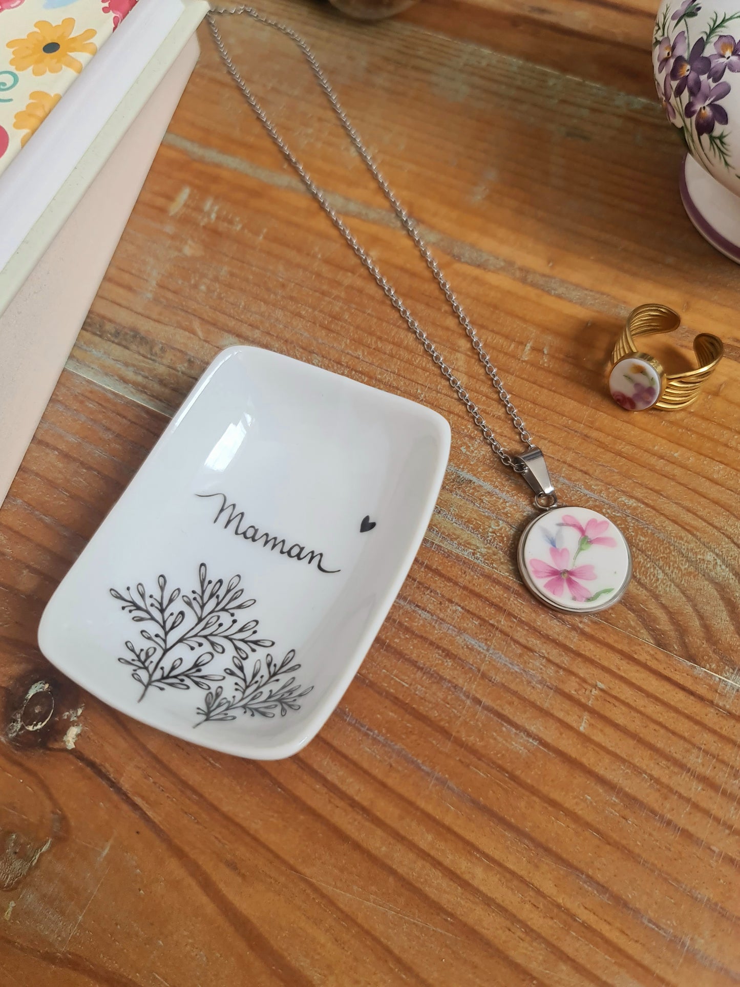 Coupelle à bijoux rectangle en porcelaine - décor "Maman" Feuillage peint à la main