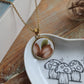 Collier rond en acier inoxydable doré - décoré avec un morceau de vaisselle surcyclé - Fleur marron