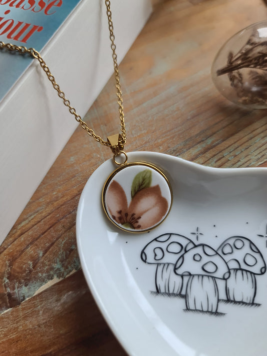 Collier rond en acier inoxydable doré - décoré avec un morceau de vaisselle surcyclé - Fleur marron