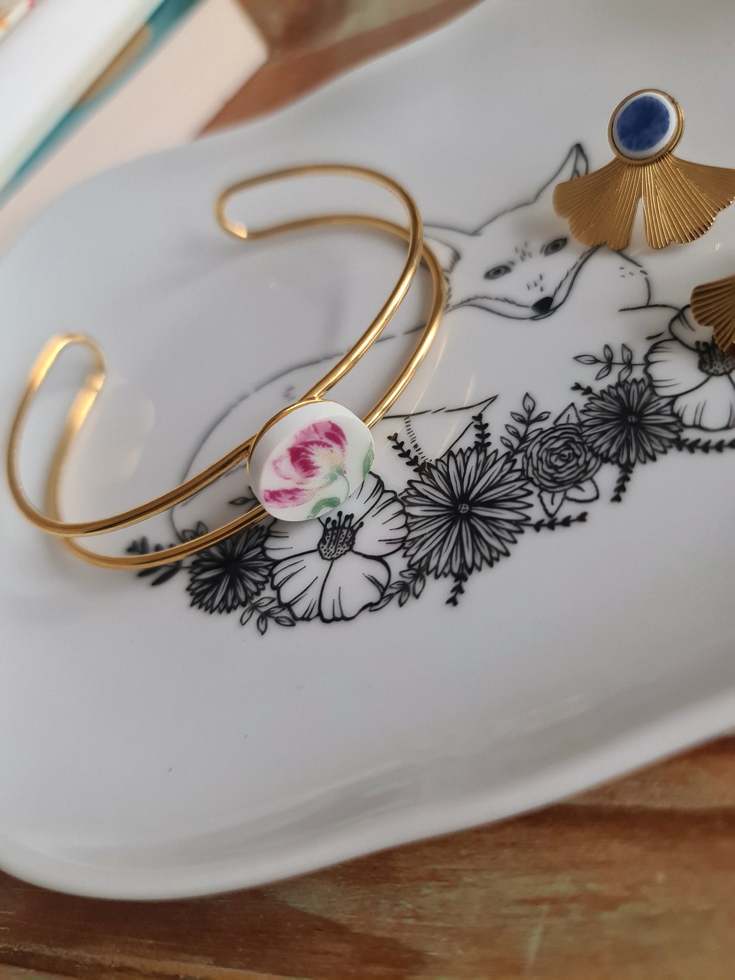 Bracelet jonc double en Laiton doré à l'Or Fin - décoré à partir de vaisselle - Fleur rose