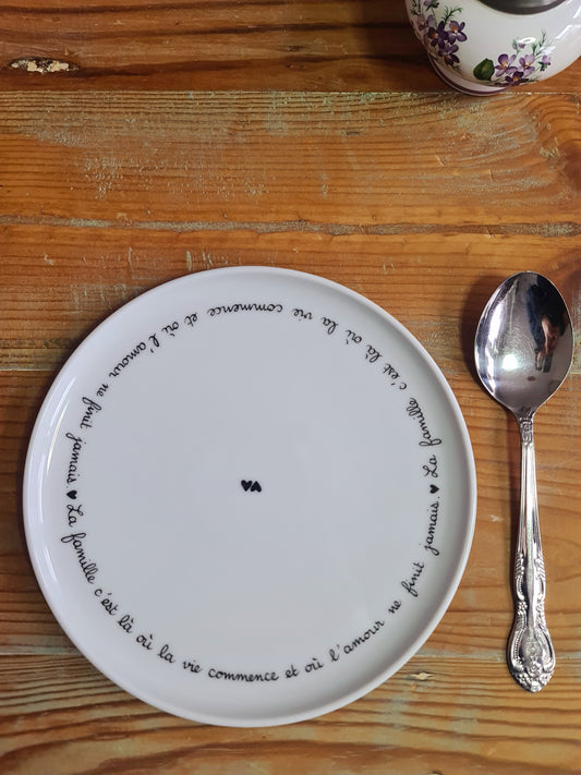Assiette en porcelaine - décor Phrase "La famille c'est là où la vie commence et où l'amour ne finit jamais" cœurs peint à la main