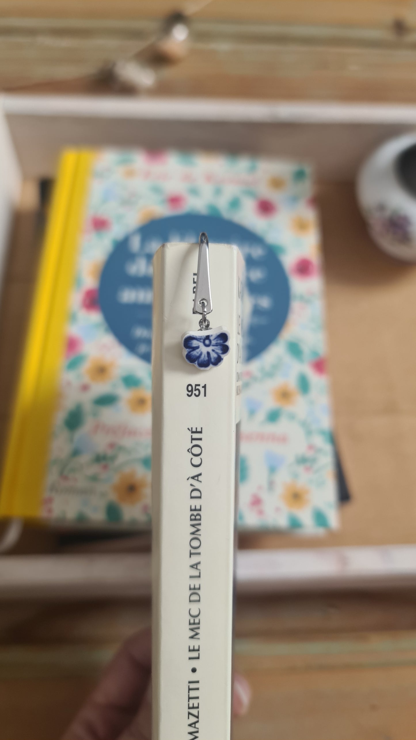 Marque-page argenté - Petit modèle - décoré d'un morceau de vaisselle - Petite fleur bleue