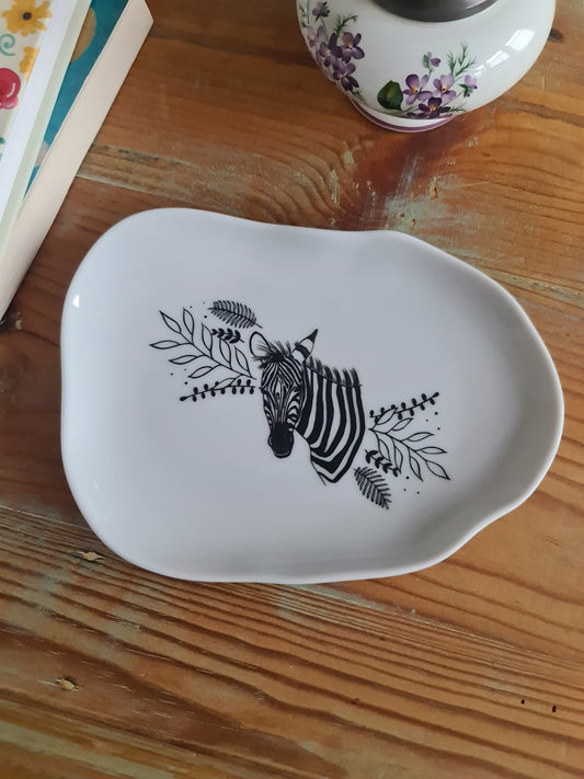 Petit plateau irrégulier en porcelaine - décor zèbre peints à la main