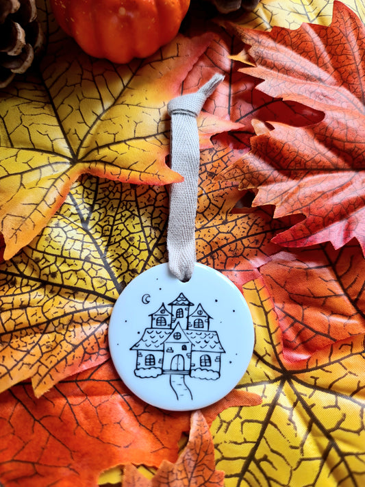 Médaillon rond en porcelaine - décor Maison hantée peint à la main