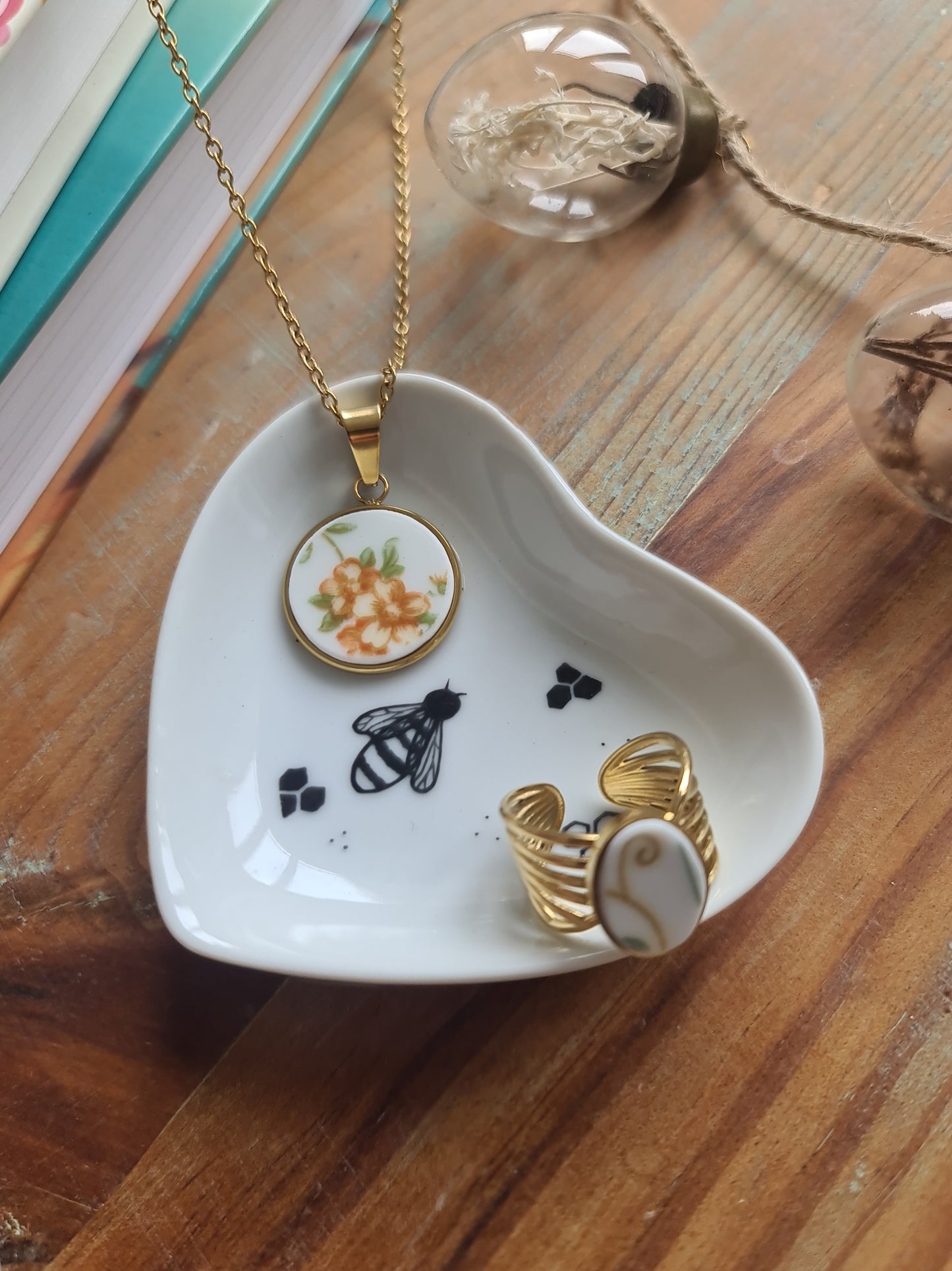 Coupelle cœur en porcelaine - décor Abeille peint à la main