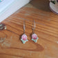 Boucles d'oreilles créoles en acier inoxydable - décorées avec un morceau de vaisselle surcyclé - Forme fleur - Boutons de roses