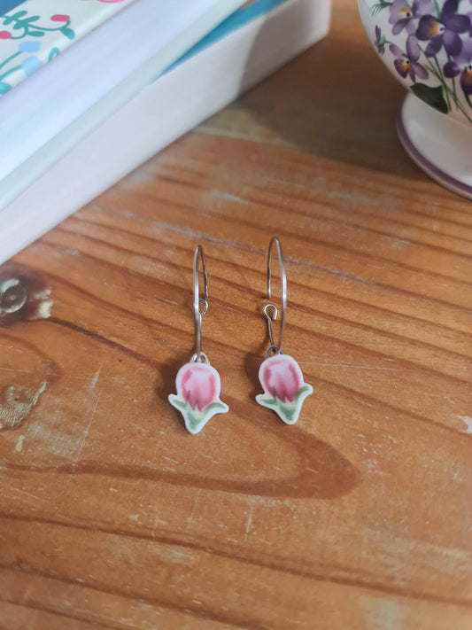 Boucles d'oreilles créoles en acier inoxydable - décorées avec un morceau de vaisselle surcyclé - Forme fleur - Boutons de roses
