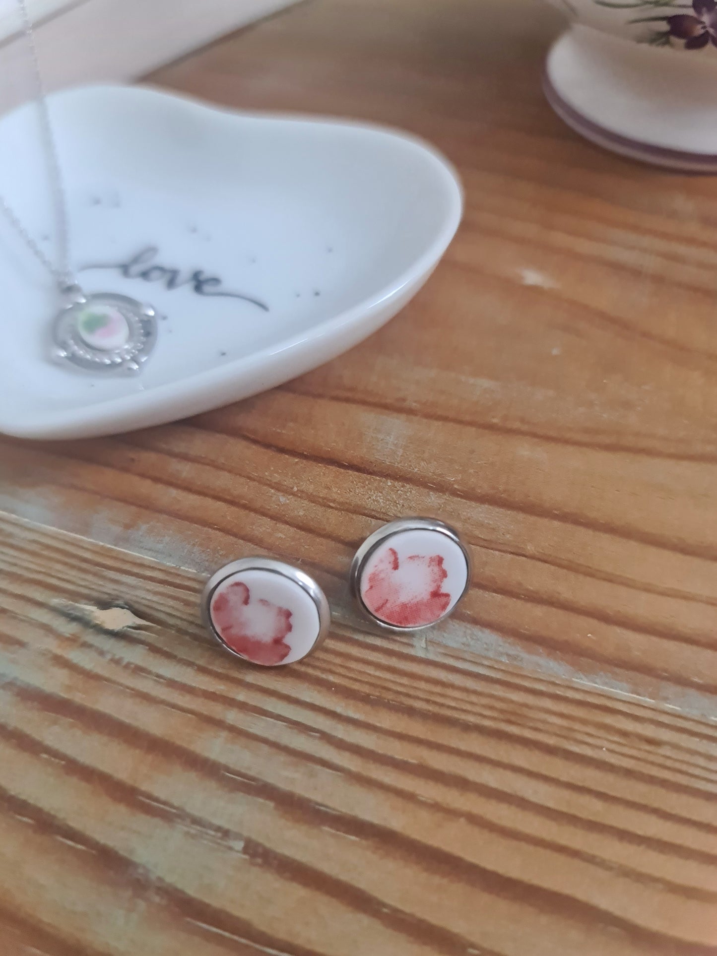Boucles d'oreilles puce en acier inoxydable - décorées avec un morceau de vaisselle surcyclé - Feuille rouge