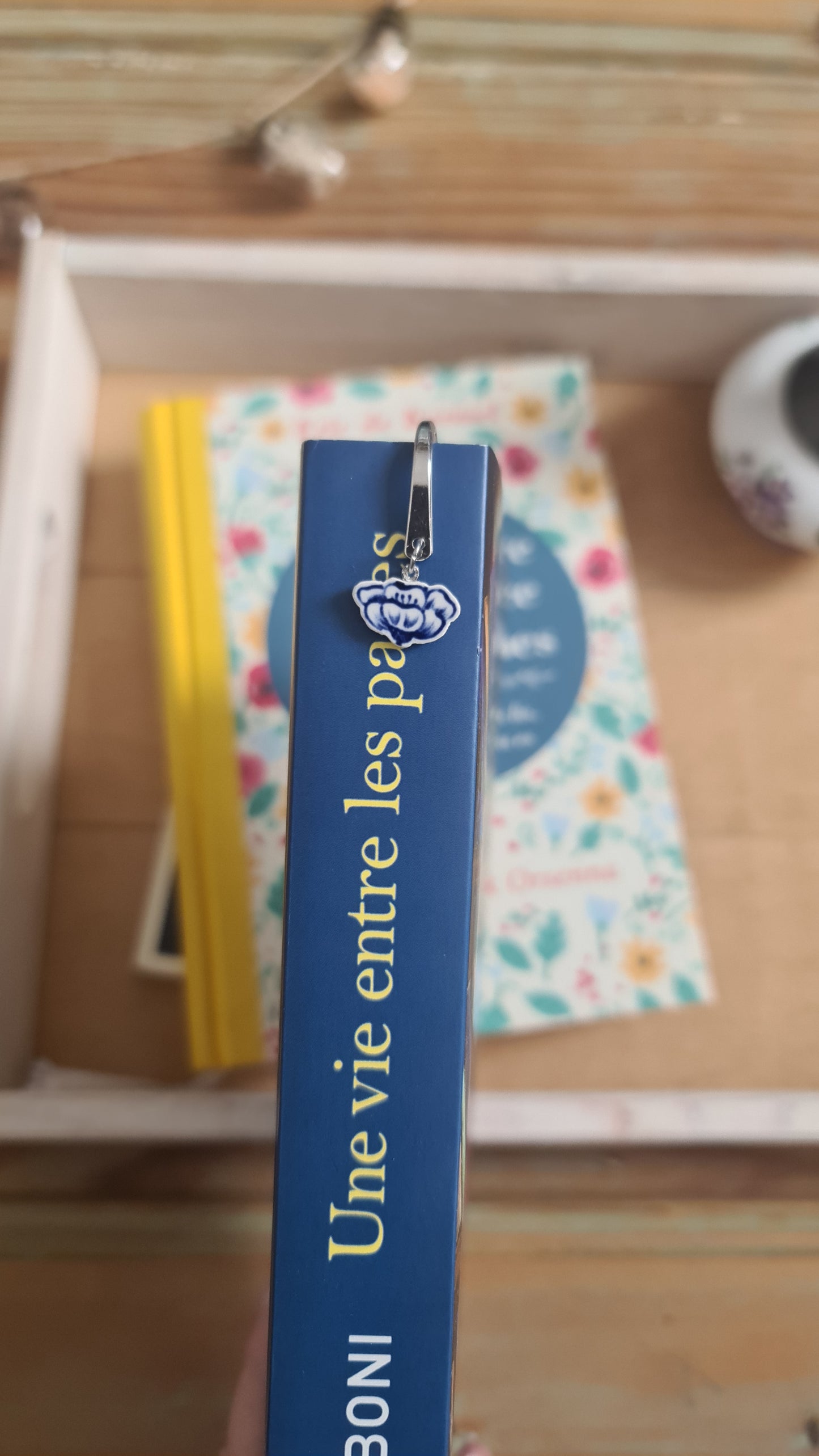 Marque-page argenté - Grand modèle - décoré d'un morceau de vaisselle - Grosse fleur bleue
