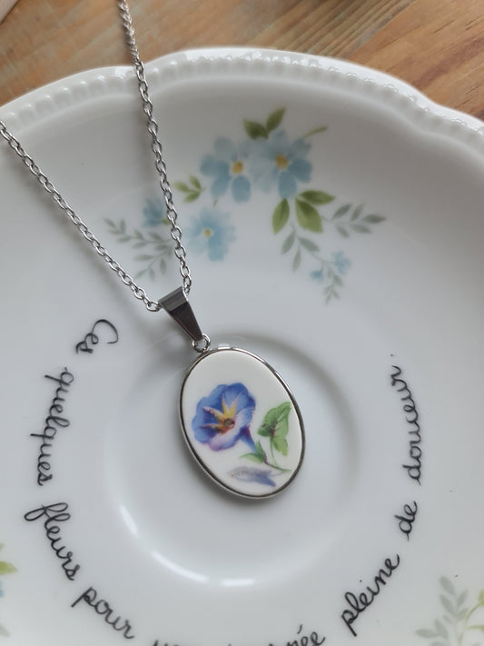 Collier ovale en acier inoxydable - décoré avec un morceau de vaisselle surcyclé - Fleur bleu et jaune
