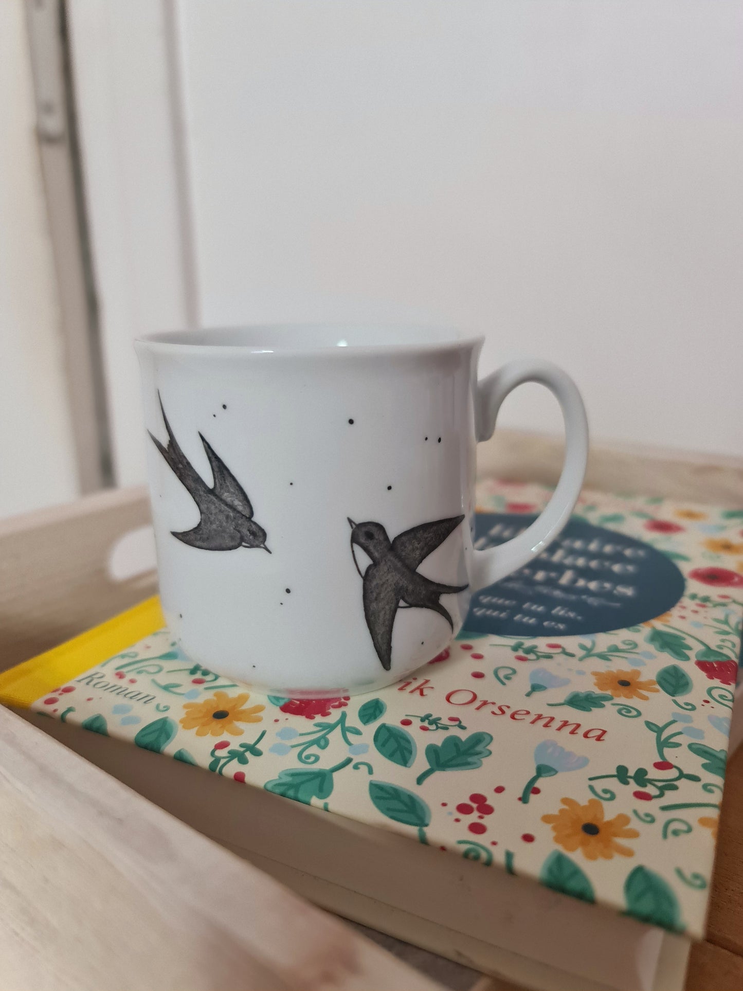 Tasse timbale en porcelaine - décor Hirondelles peint à la main