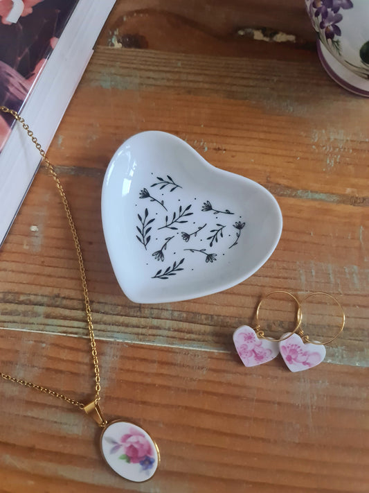 Coupelle cœur en porcelaine - décor Feuillages et fleurs peint à la main