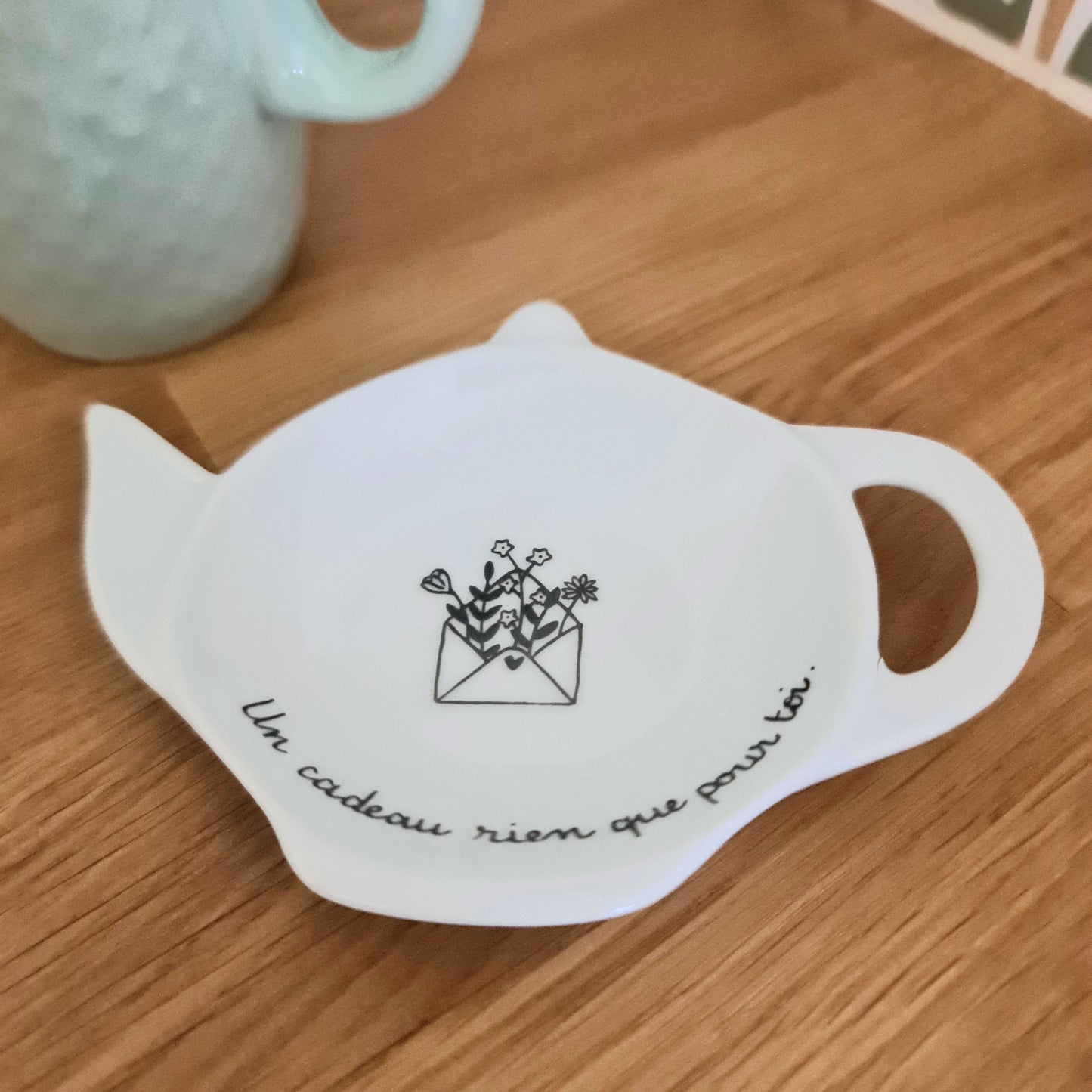 Repose sachet de thé en porcelaine - décor Enveloppe peint à la main