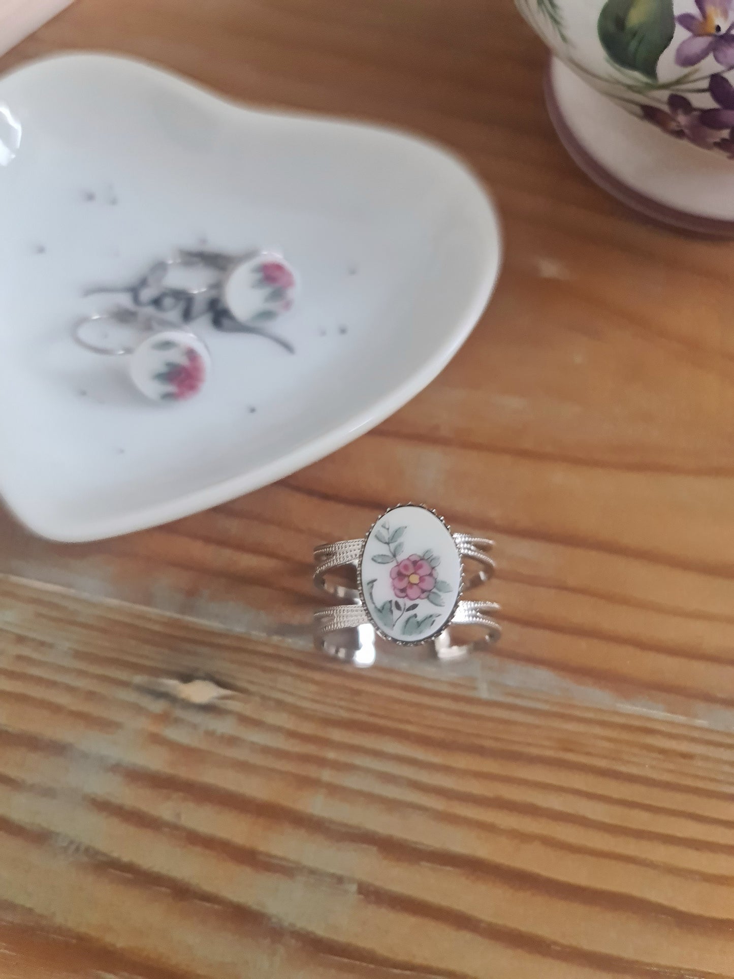 Bague large en Acier inoxydable - décorée à partir de vaisselle - Petite fleur rose