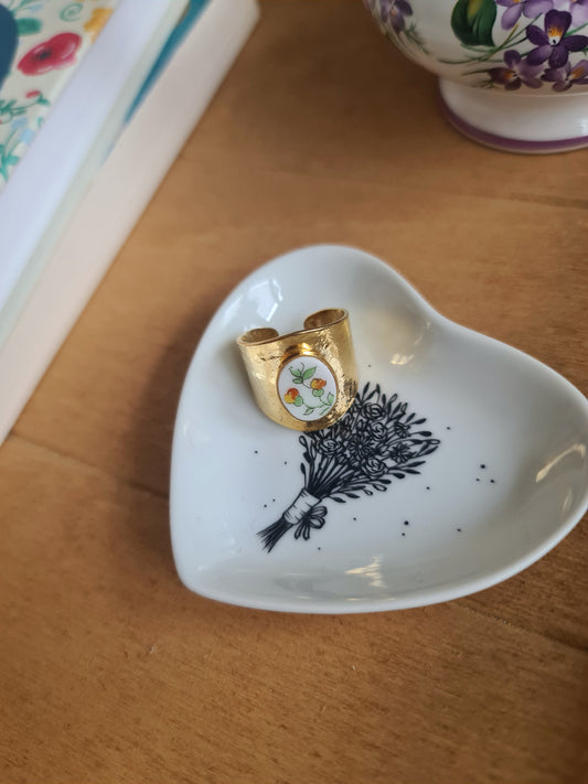 Bague martelée en Laiton Doré à l'Or Fin - décorée à partir de vaisselle - Petites fleurs jaunes orangées