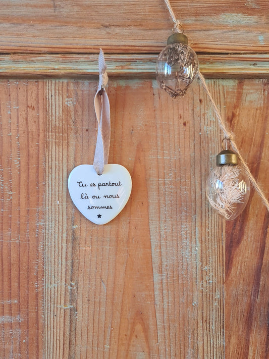 Médaillon cœur en porcelaine - décor Tu es partout là où nous sommes Etoile peint à la main