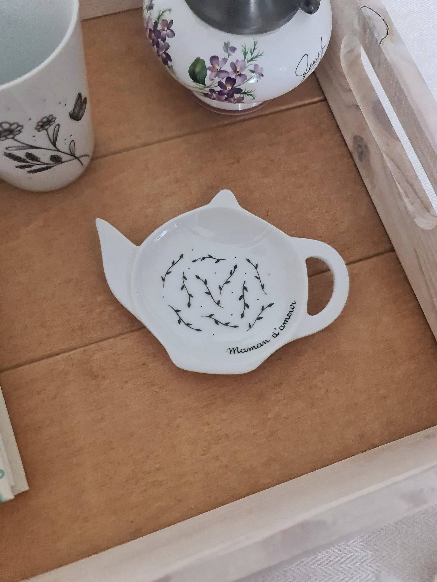 Repose sachet de thé en porcelaine - décor Feuillage noir points "Maman d'amour" peint à la main