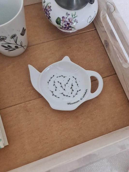 Repose sachet de thé en porcelaine - décor Feuillage noir points "Maman d'amour" peint à la main