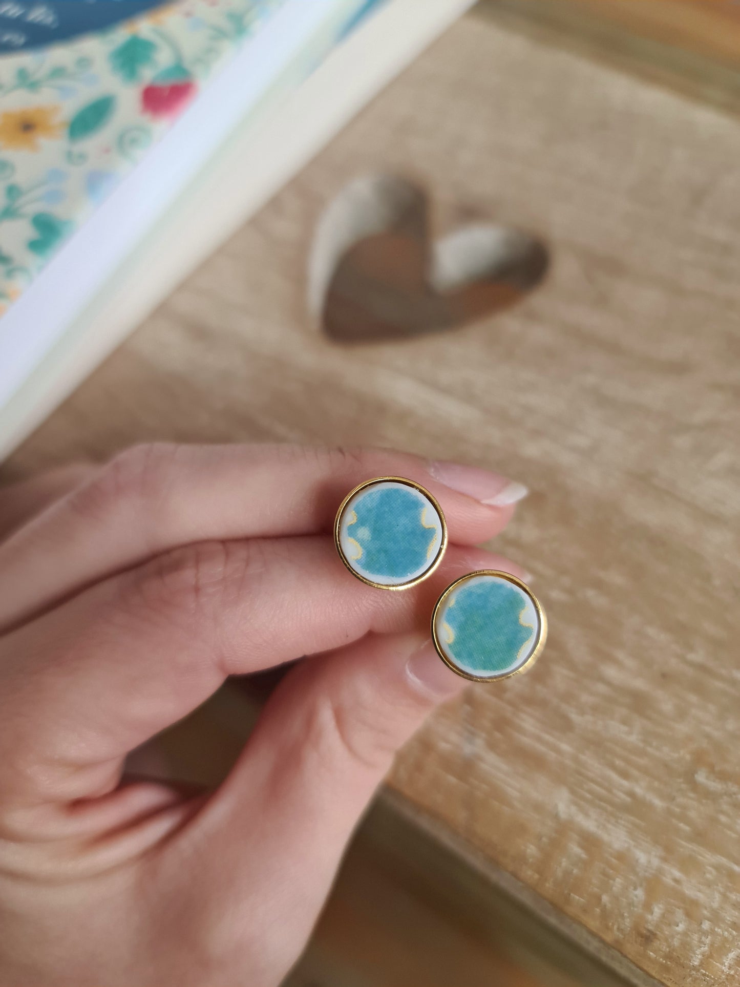 Boucles d'oreilles puce en laiton doré à l'or fin - décorées avec un morceau de vaisselle surcyclé - Fond turquoise