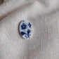 Pin's en Fer rhodié - décoré à partir de vaisselle - Forme ovale - Fleur bleue