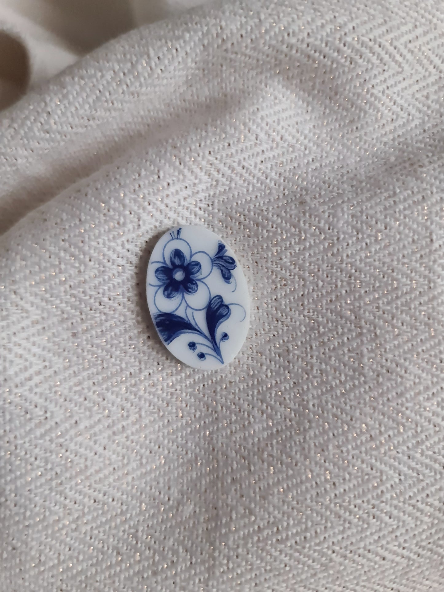 Pin's en Fer rhodié - décoré à partir de vaisselle - Forme ovale - Fleur bleue