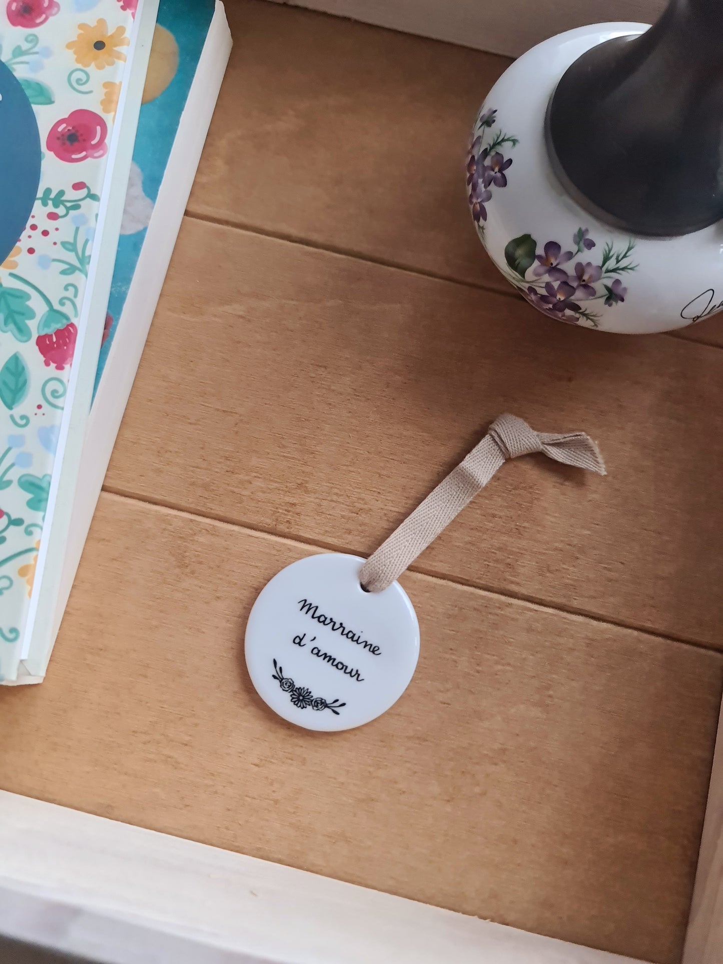 Médaillon rond en porcelaine - décor Marraine d'amour peint à la main