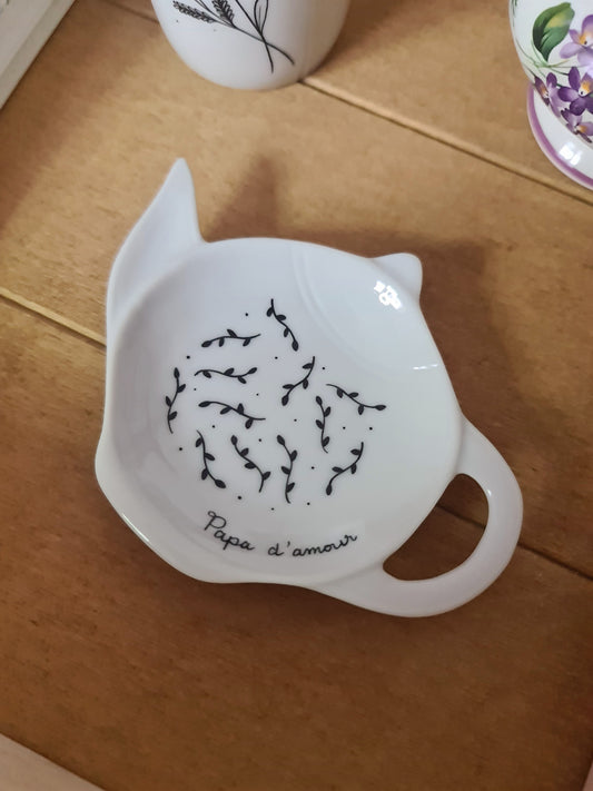 Repose sachet de thé en porcelaine - décor Feuillage noir points "Papa d'amour" peint à la main
