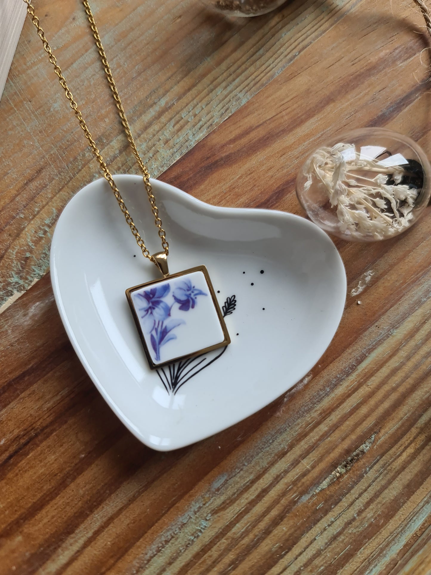 Collier carré en acier inoxydable doré - décoré avec un morceau de vaisselle surcyclé - Fleurs bleues