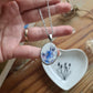 Collier ovale en acier inoxydable - décoré avec un morceau de vaisselle surcyclé - Fleurs bleues