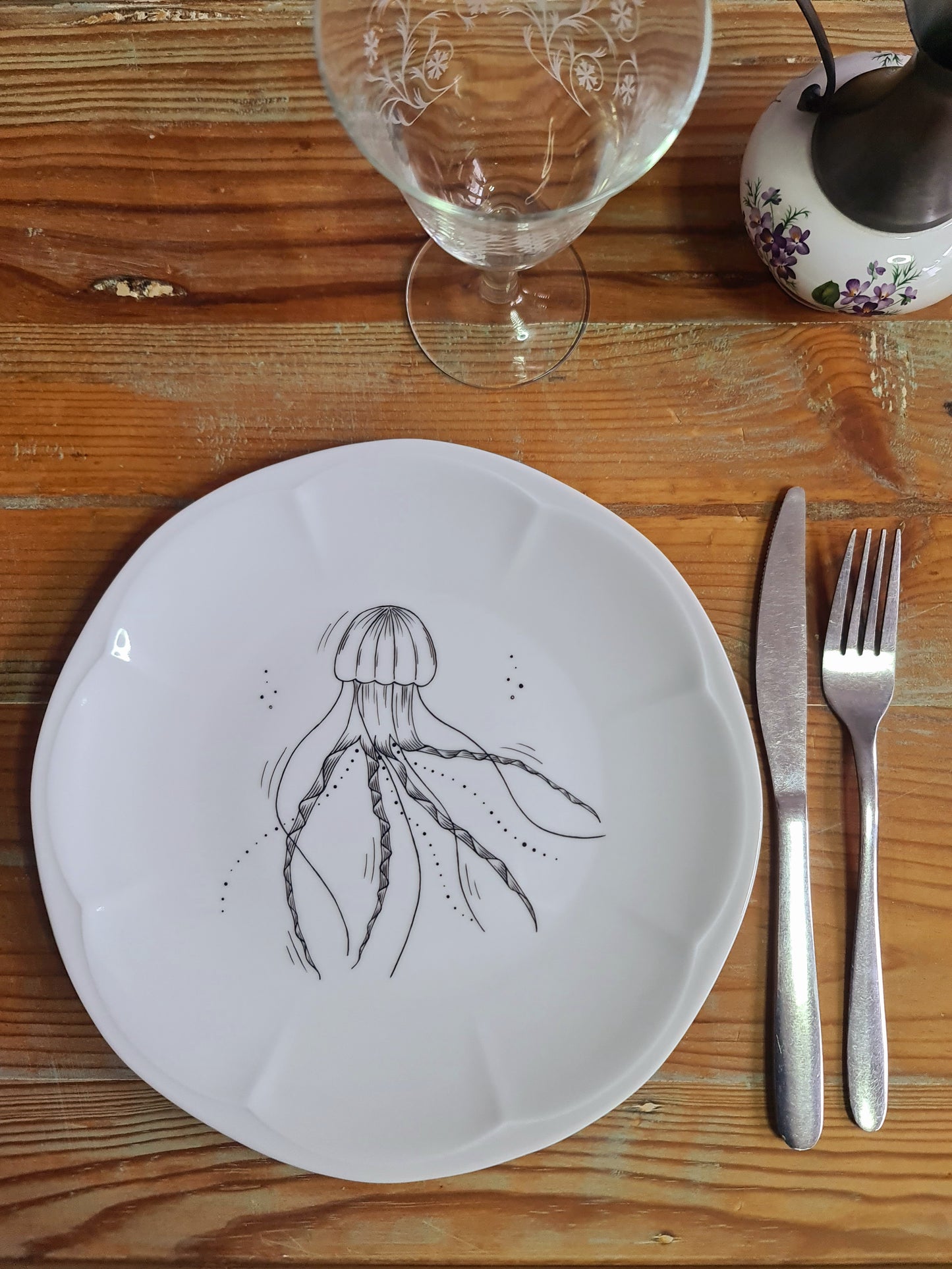 Assiette en porcelaine - décor méduse peint à la main