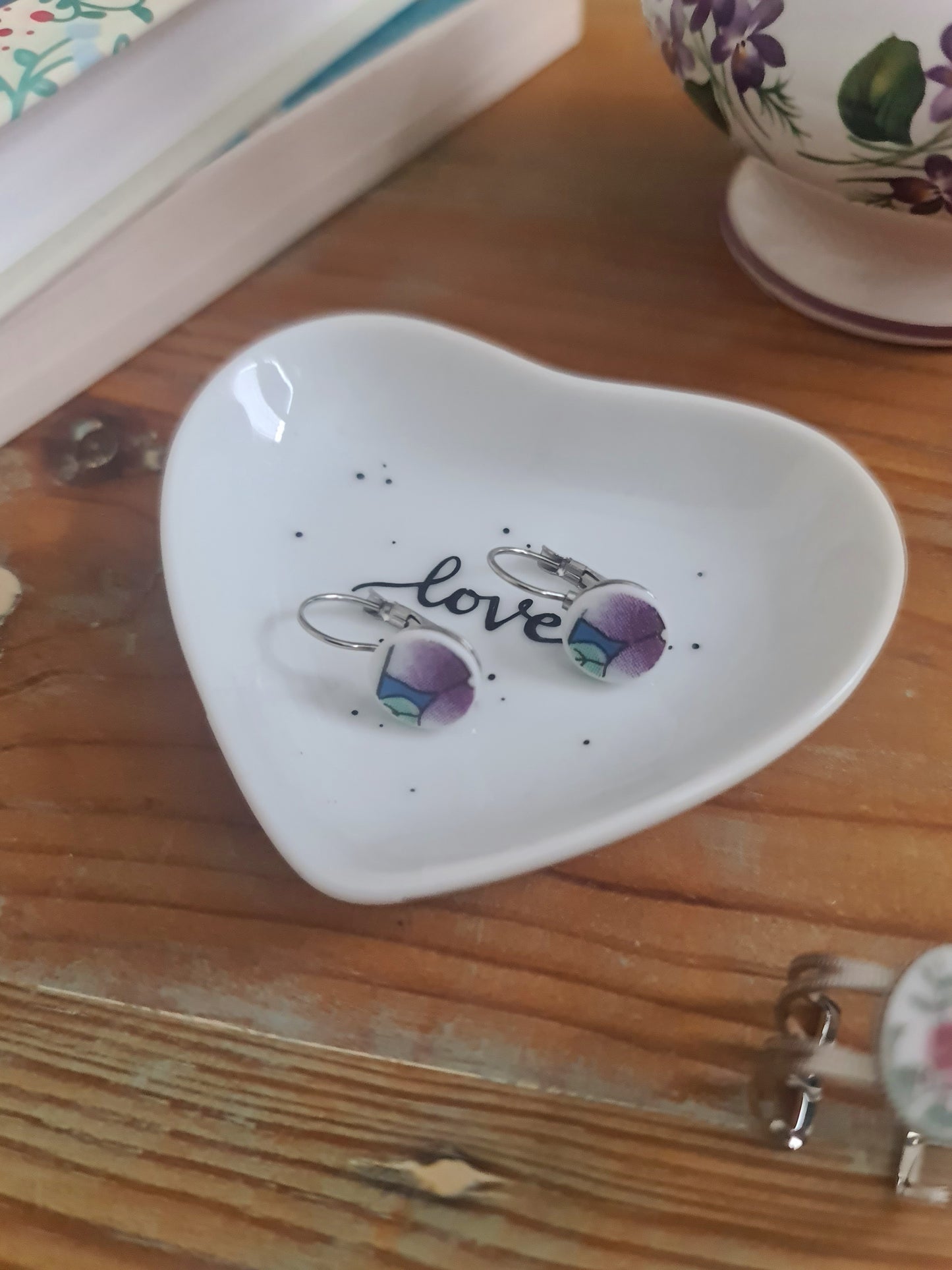 Boucles d'oreilles dormeuses en acier inoxydable - décorées avec un morceau de vaisselle surcyclé - Fleur violette