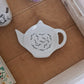 Repose sachet de thé en porcelaine - décor feuillage blanc points peint à la main