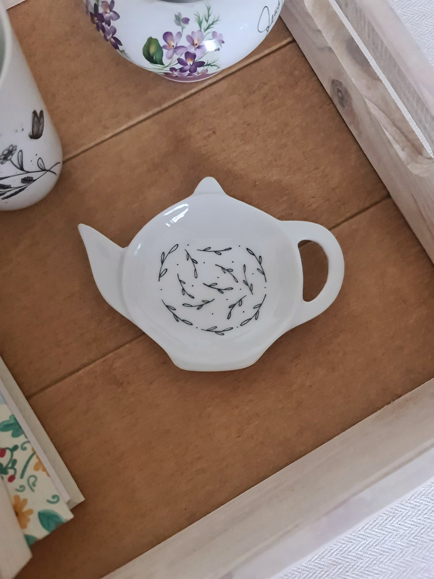 Repose sachet de thé en porcelaine - décor feuillage blanc points peint à la main
