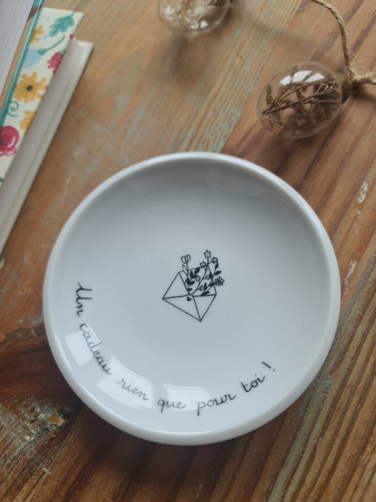 Coupelle ronde chinée en céramique - décor Enveloppe "Un cadeau rien que pour toi !" peints à la main (Copie)