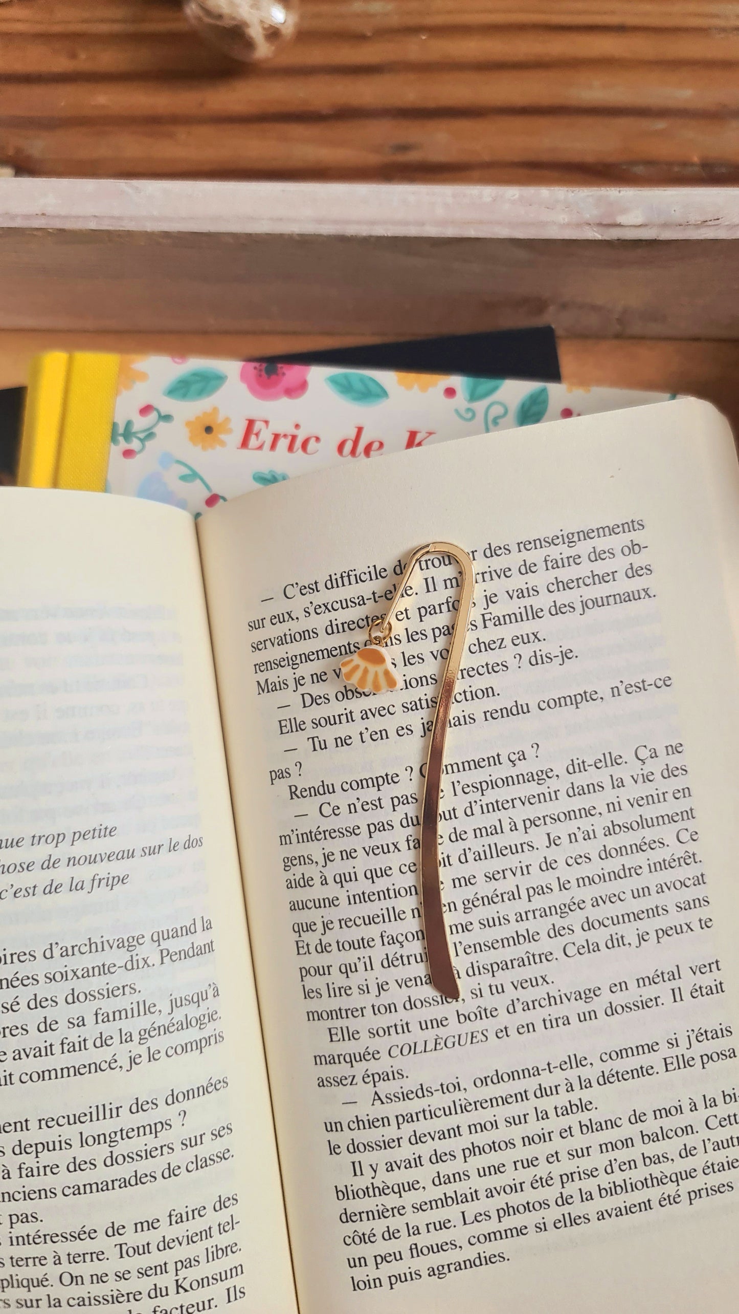 Marque-page doré - Petit modèle - décoré d'un morceau de vaisselle - Marguerite jaune