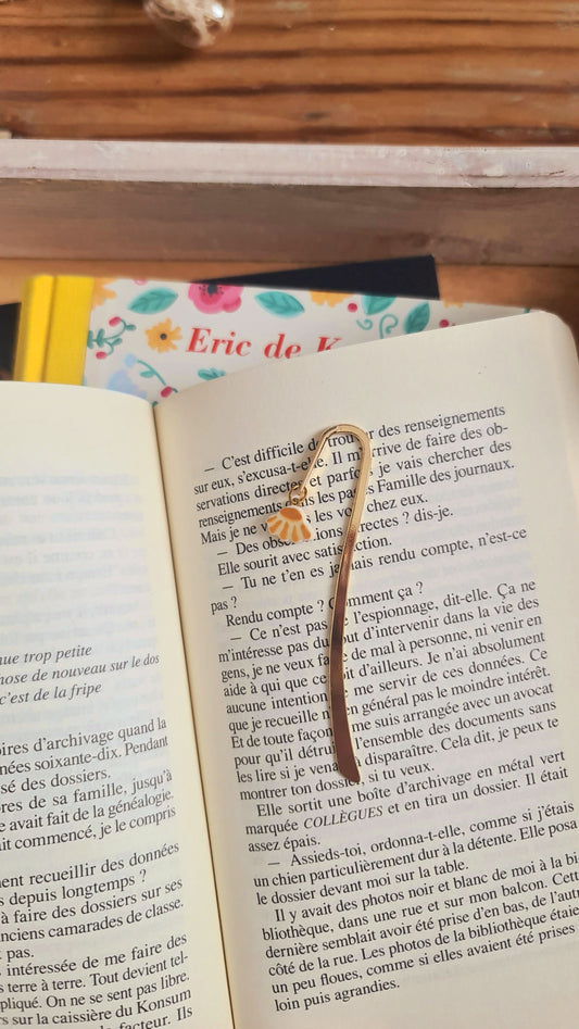 Marque-page doré - Petit modèle - décoré d'un morceau de vaisselle - Marguerite jaune