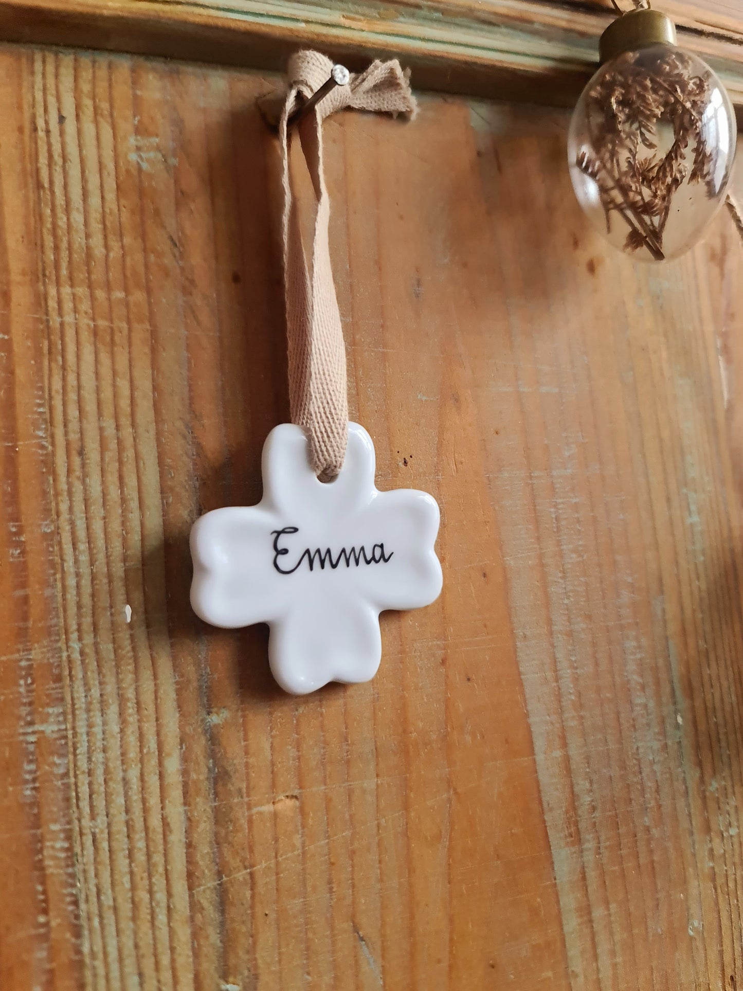 Médaillon trèfle en porcelaine - décor Prénom Emma peint à la main