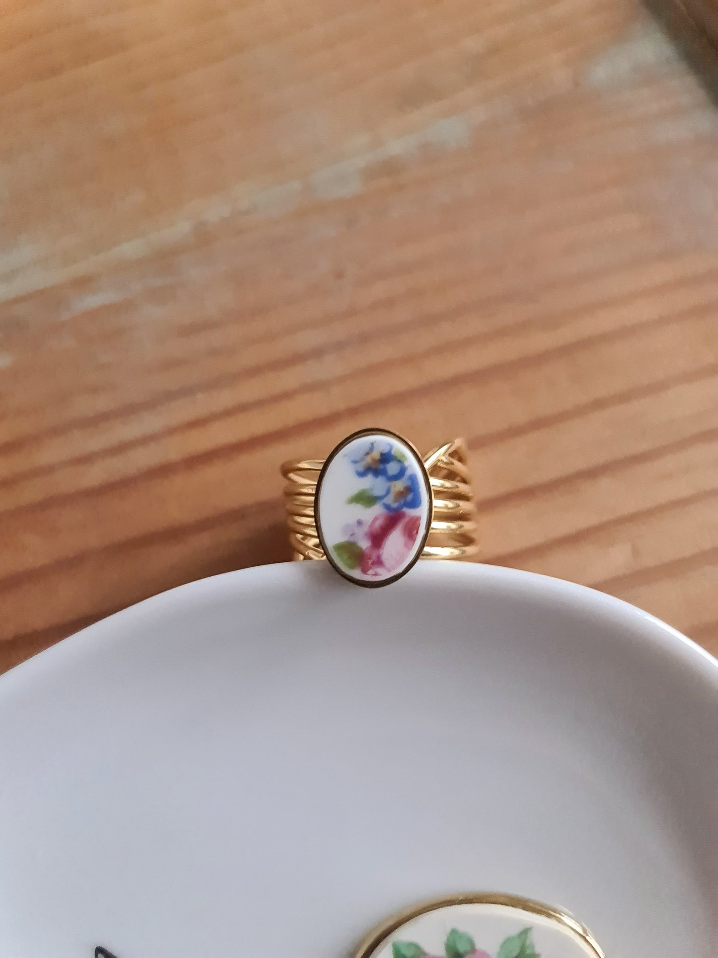 Bague nœud en Acier inoxydable doré - décorée à partir de vaisselle - Rose et petites fleurs bleues