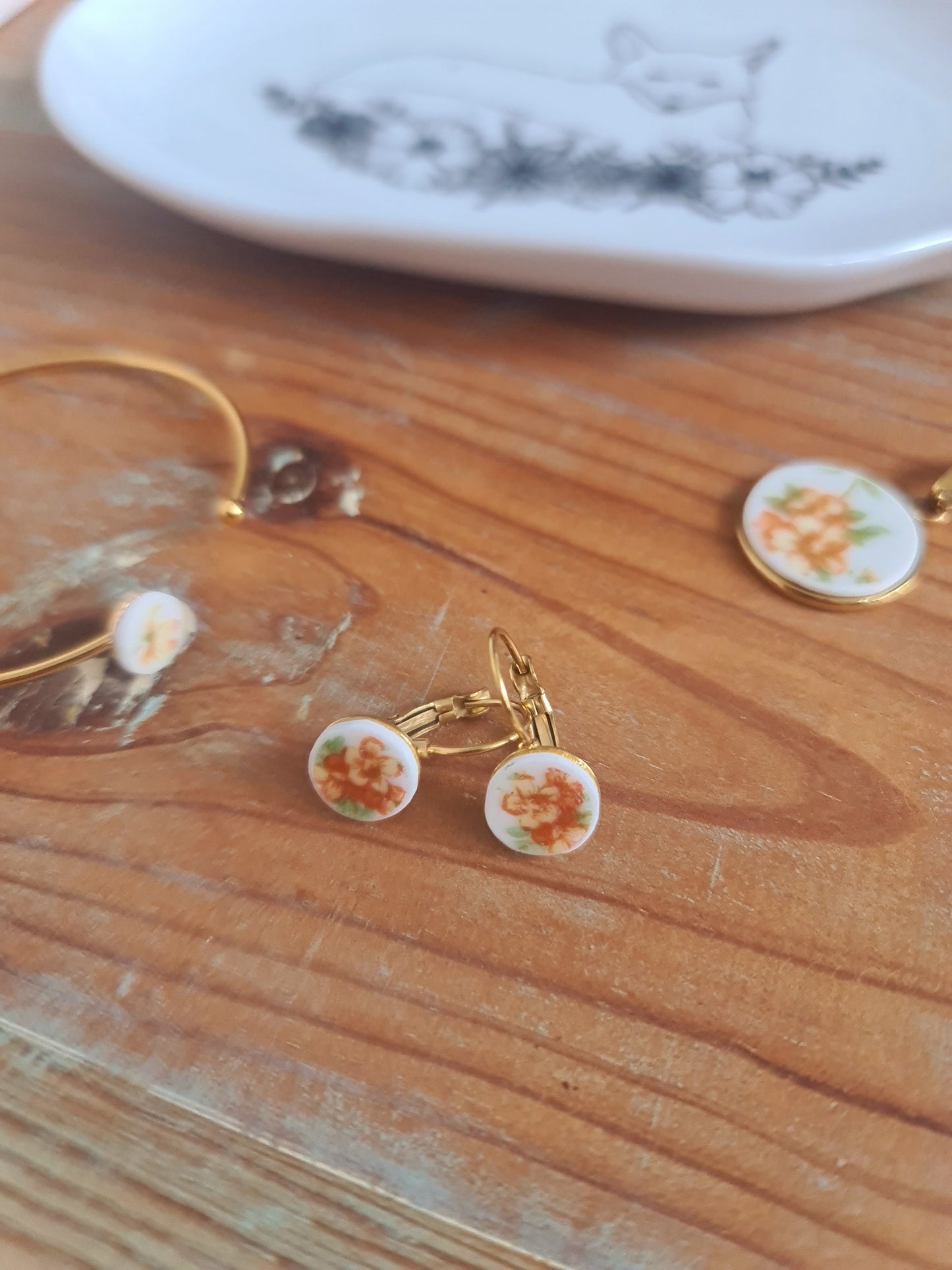 Boucles d'oreilles dormeuses en acier inoxydable doré - décorées avec un morceau de vaisselle surcyclé - Fleurs jaune orange