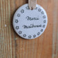 Médaillon rond en porcelaine - décor Merci Maîtresse petites fleurs peint à la main