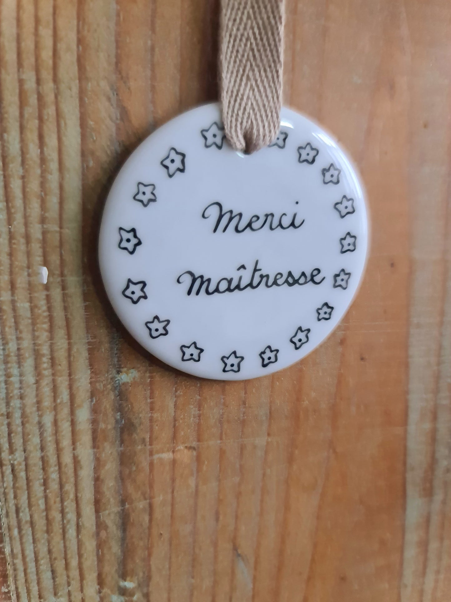 Médaillon rond en porcelaine - décor Merci Maîtresse petites fleurs peint à la main