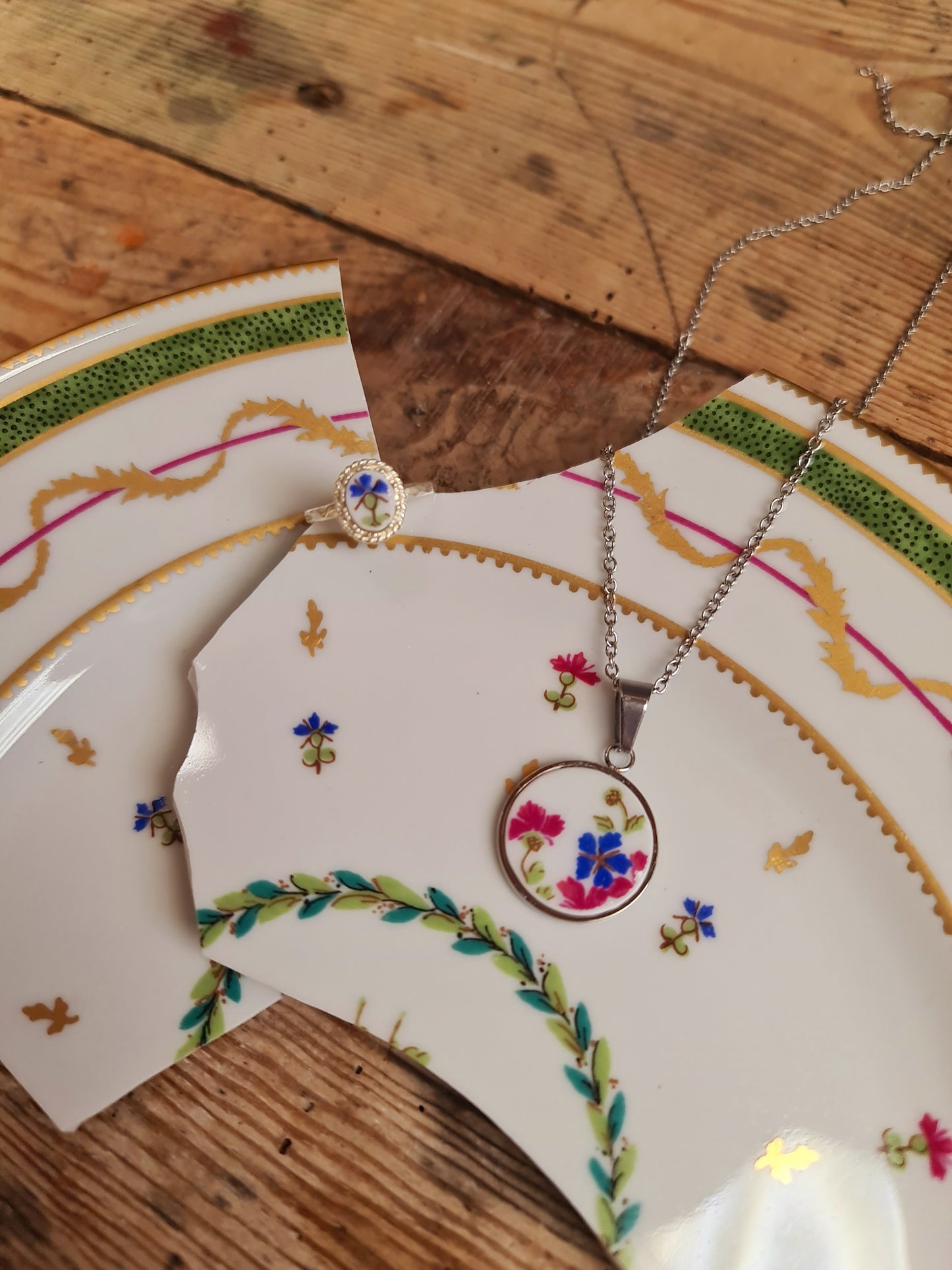 Collier rond en acier inoxydable - décoré avec un morceau de vaisselle - Fleurs roses & bleues