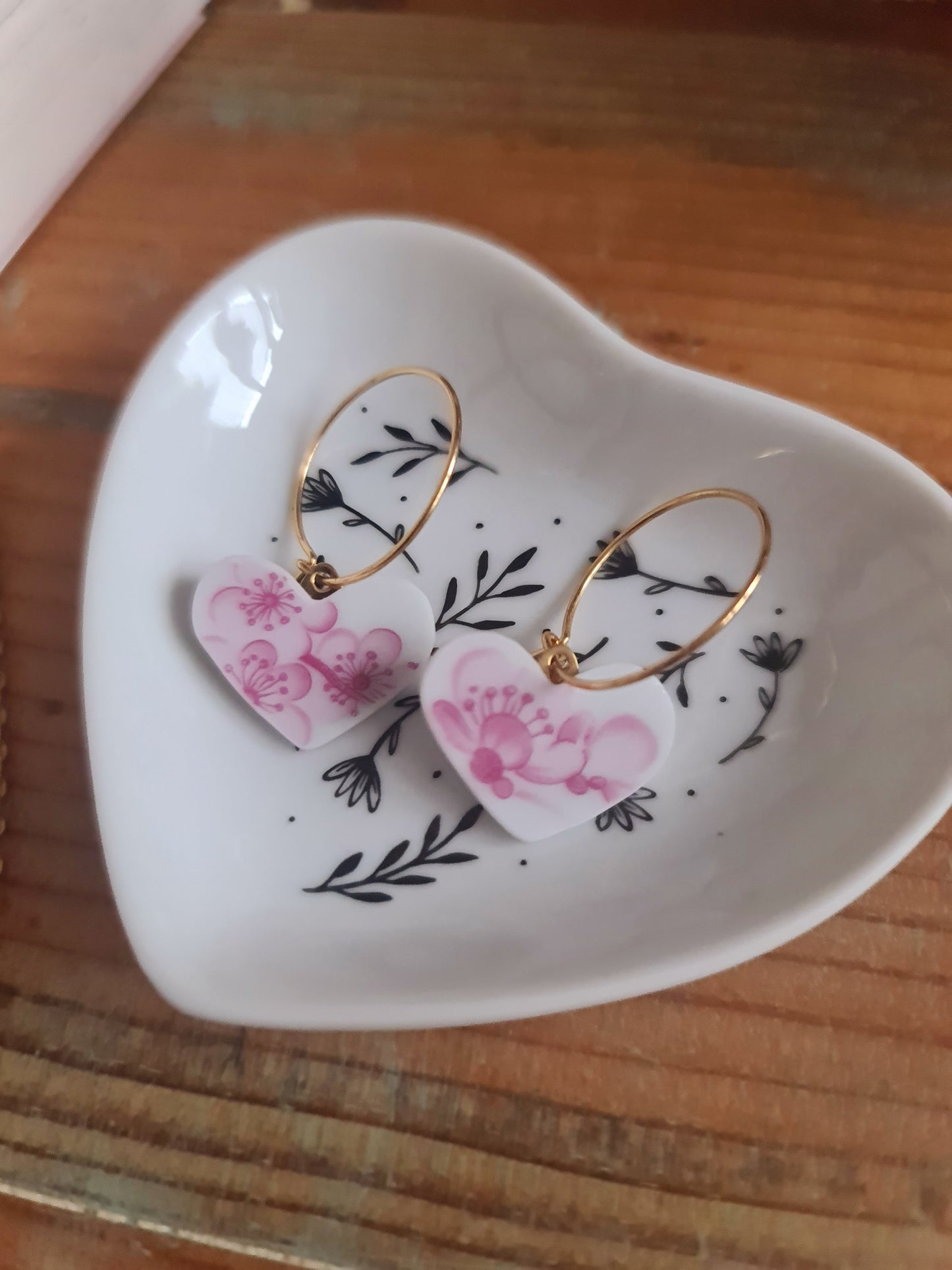 Boucles d'oreilles créoles en acier inoxydable doré - décorées avec un morceau de vaisselle surcyclé - Forme cœur - Fleurs roses