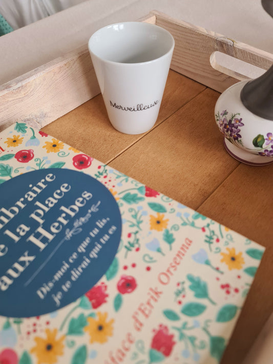 Gobelet en porcelaine - décor "M comme ... Merveilleuse" peint à la main