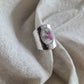 Bague martelée en Laiton Placage Argent Fin - décorée à partir de vaisselle - Fleur aubergine et blanche