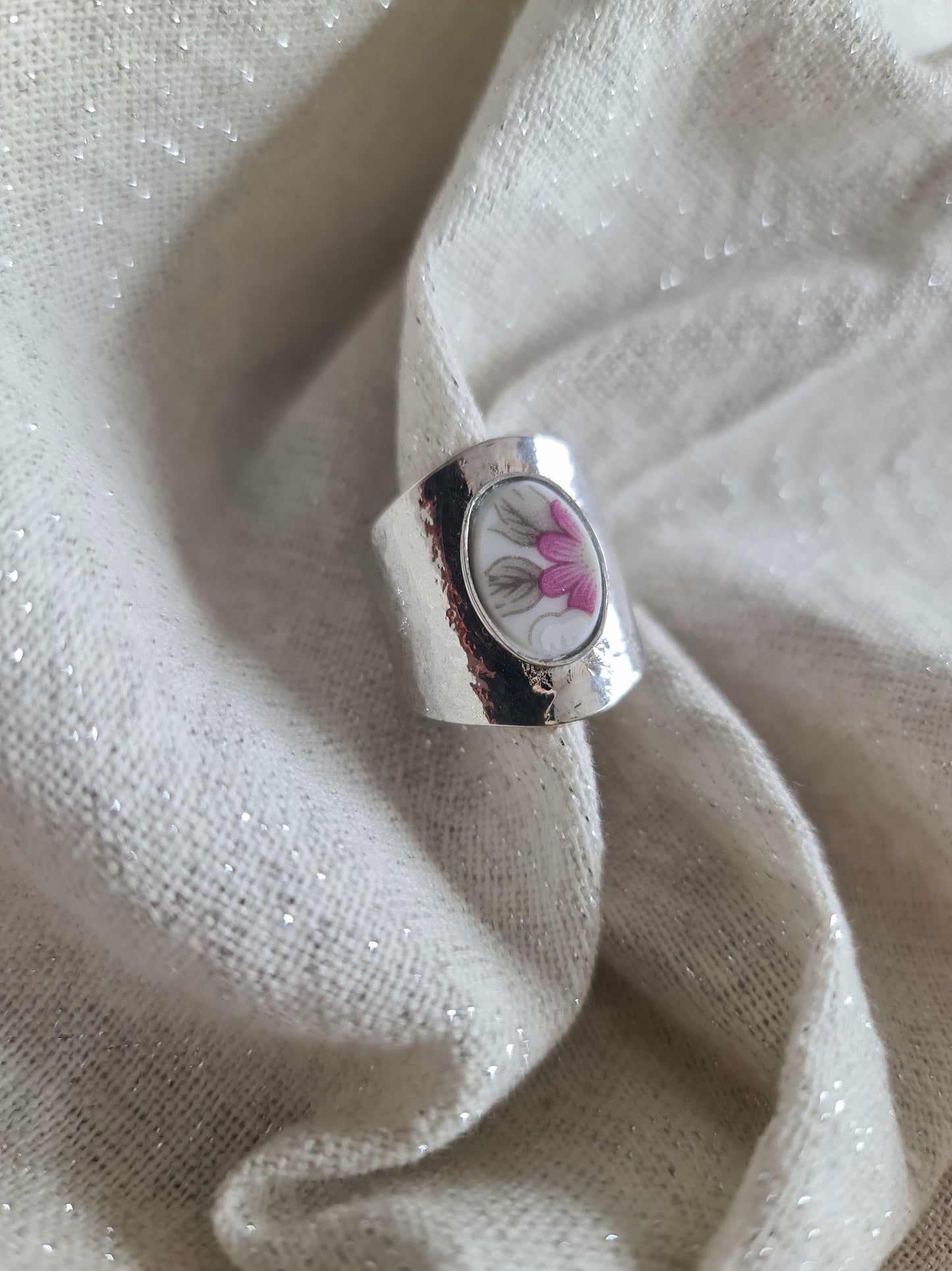 Bague martelée en Laiton Placage Argent Fin - décorée à partir de vaisselle - Fleur aubergine et blanche